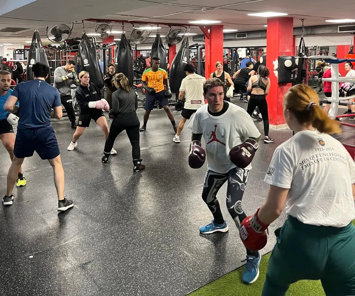 Grupo entrenando boxeo en una clase colectiva