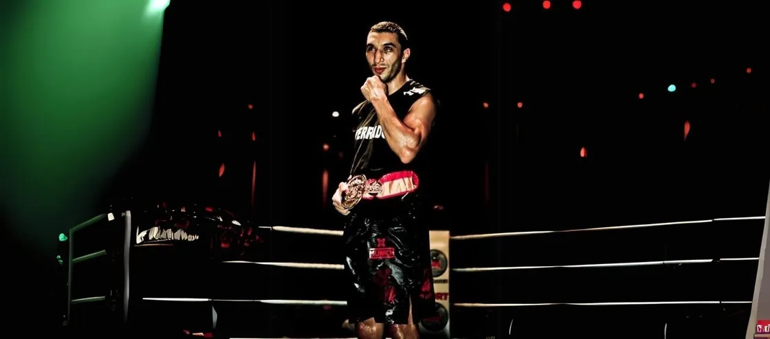 Karim Ouazghari sobre el ring con el cinturón de campeón