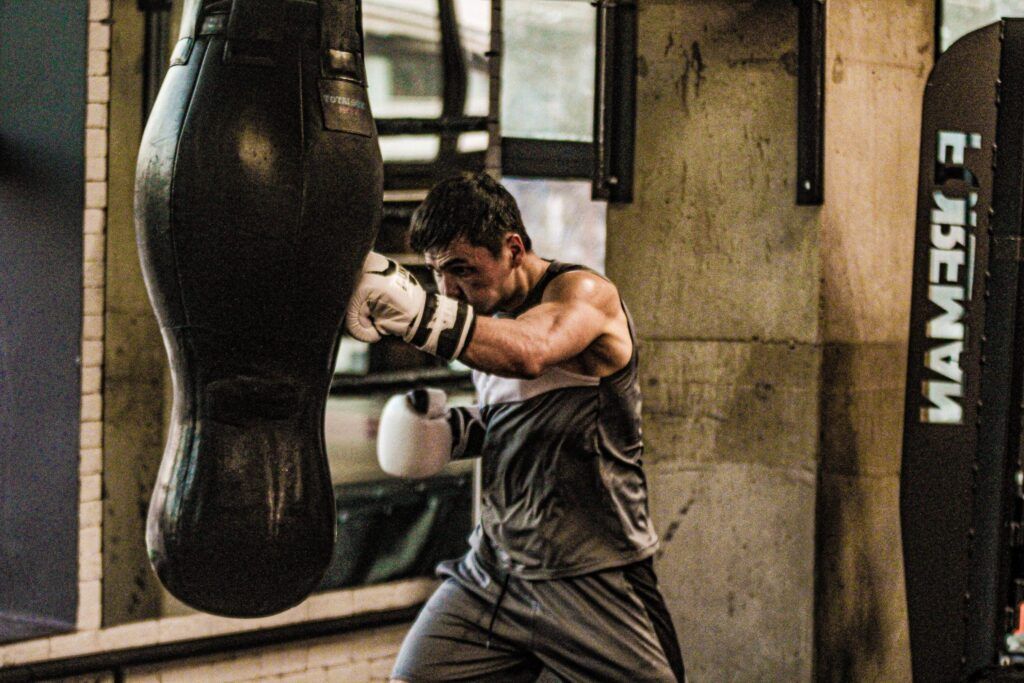 Beneficios del entrenamiento con saco de boxeo y cómo usarlo correctamente